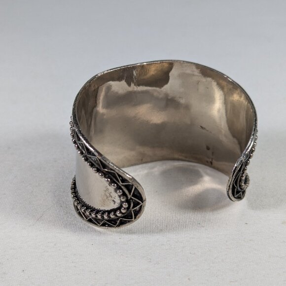 Chunky handmade cuff bracelet with green stone inset - Picture 4 of 8